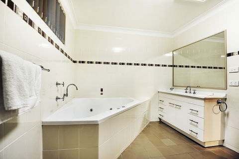 Absolute Beachfront Smugglers On The Beach - Accommodation NT 4