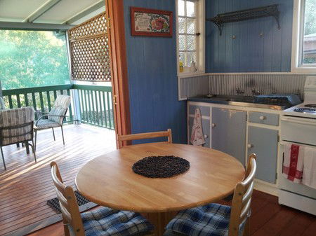 Auckland Street Queenslander - Accommodation NT 2