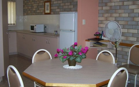 Cedar Lodge Holiday Units - Accommodation NT 2