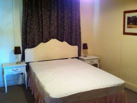 Eleven From The Left - Accommodation NT 5