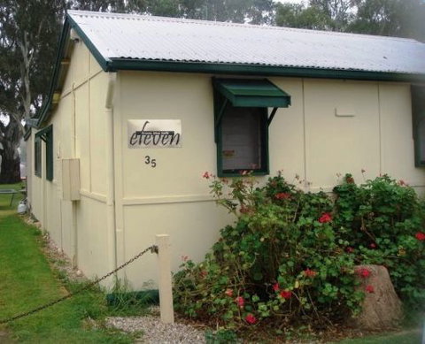 Eleven From The Left - Accommodation NT 7