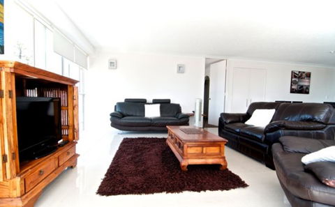SURFERS CHALET HOLIDAY APARTMENTS - Accommodation NT 1
