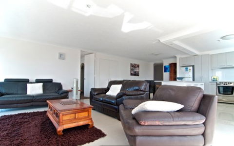 SURFERS CHALET HOLIDAY APARTMENTS - Accommodation NT 2