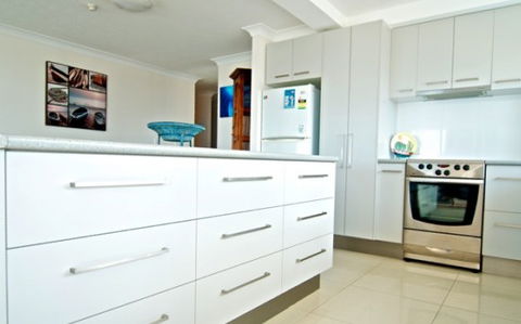 SURFERS CHALET HOLIDAY APARTMENTS - Accommodation NT 3