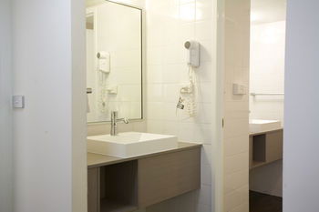 Ibis Melbourne Hotel And Apartments - Accommodation NT 13