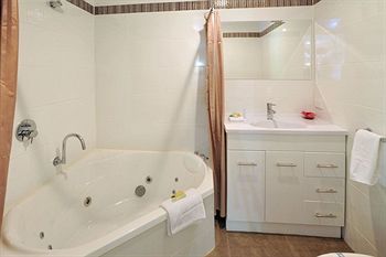 Holly Lodge - Accommodation NT 13