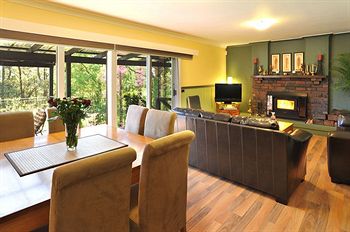 Holly Lodge - Accommodation NT 17