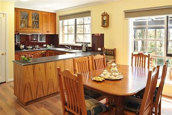 Holly Lodge - Accommodation NT 20