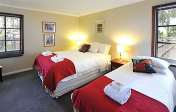 Holly Lodge - Accommodation NT 21