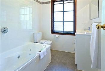 Holly Lodge - Accommodation NT 24