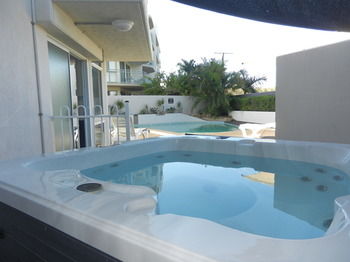 Beachside Resort - Kawana Waters - Accommodation NT 53