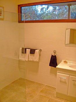 Valley Farm Vineyard Cottages - Accommodation NT 12