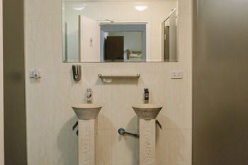 Mad Monkey Backpackers On Broadway - Adults Only - Accommodation NT 9
