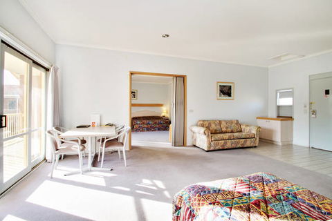 Comfort Inn & Suites King Avenue - Accommodation NT 4