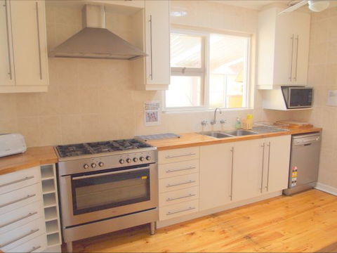 Christies Cottage For Holidays And Relocations. - Accommodation NT 4