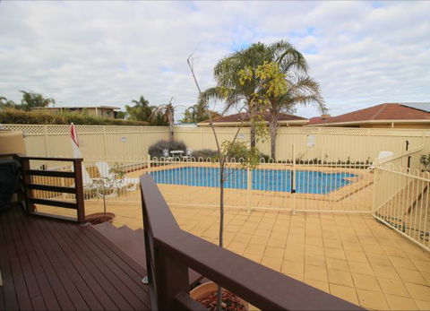 Christies Cottage For Holidays And Relocations. - Accommodation NT 21