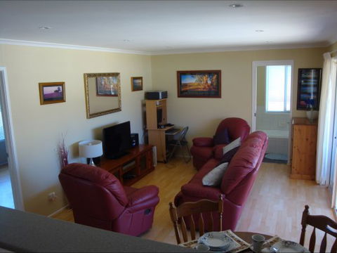 Christies Cottage For Holidays And Relocations. - Accommodation NT 24