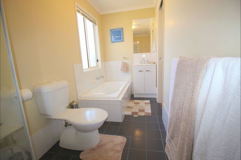 Christies Cottage For Holidays And Relocations. - Accommodation NT 25