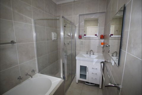 Christies Cottage For Holidays And Relocations. - Accommodation NT 14
