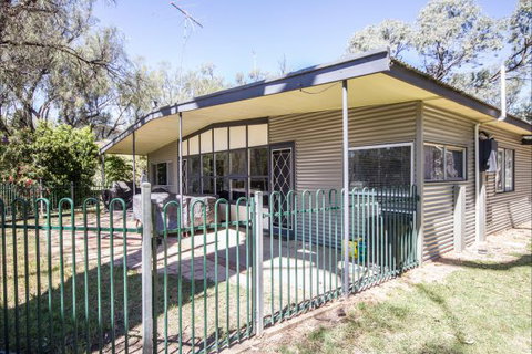 River Shack Rentals - Living The Dream - Accommodation NT 106