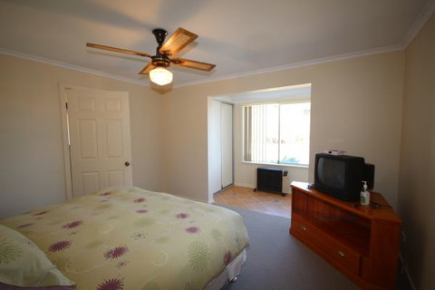 LJ Hooker Goolwa Holiday Rentals - 12 Willmett Road, Goolwa Beach - Accommodation NT 2