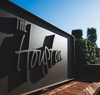 The Houston Wagga - Accommodation NT