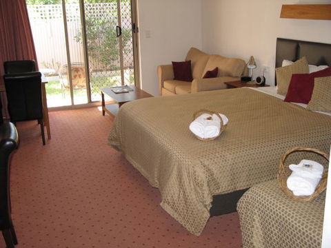 Golden Chain Wine Village Motor Inn - Accommodation NT 1