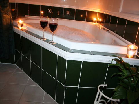 Lotus Lodges: Hush Cottage & Charmed Cabin - Accommodation NT 1