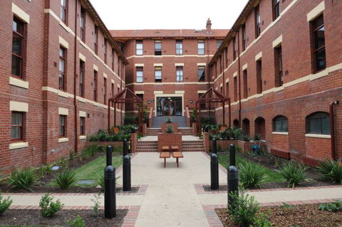 Yarra House - Accommodation NT 9
