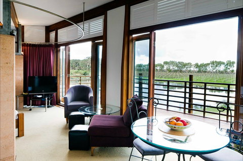 Bettenay's Lakeside Chalets And Luxury Spa Apartment - Accommodation NT 0