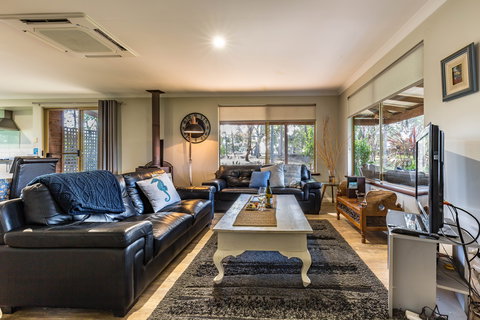 Bettenay's Lakeside Chalets And Luxury Spa Apartment - Accommodation NT 6