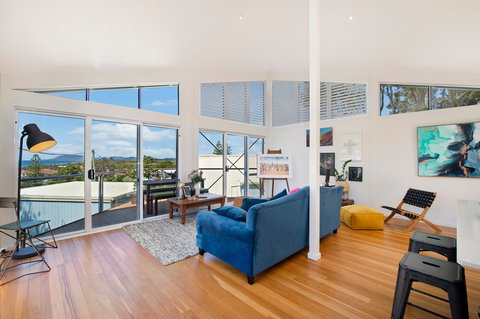 Arty Beach House At Lighthouse Beach - NT Tourism 1