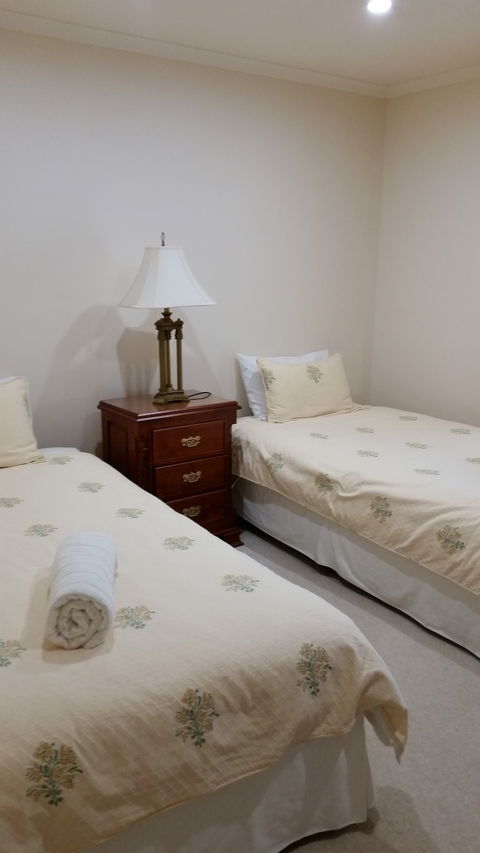 Carolynnes Cottages - Blue Wren Cottage - Accommodation NT 1