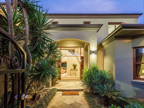 Lakeland Keys Broadbeach - Vogue Holiday Homes - Accommodation NT 2
