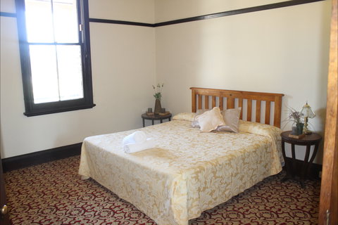 Neath Hotel - Accommodation NT 2