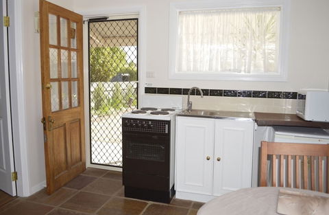 Almond Tree Cottage - Accommodation NT 2