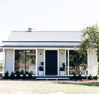 Chic Country Cottage with Vineyard Views - Accommodation NT