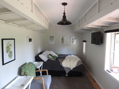 Miners Ridge Vineyard Railway Carriage B&B - Accommodation NT 0