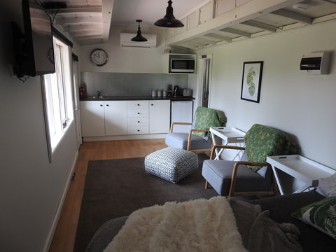 Miners Ridge Vineyard Railway Carriage B&B - Accommodation NT 2