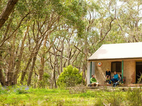 Mount Lofty Cottage YHA - Accommodation NT 1