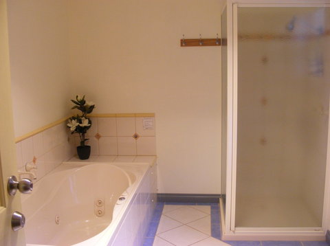 Belfast Cottages - Accommodation NT 5