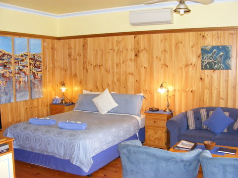 Belfast Cottages - Accommodation NT 6