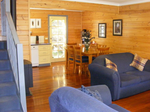 Belfast Cottages - Accommodation NT 7