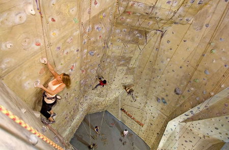 Cliffhanger Climbing Gym - Accommodation NT 3