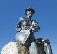 Paddy Hannans Statue - Accommodation NT
