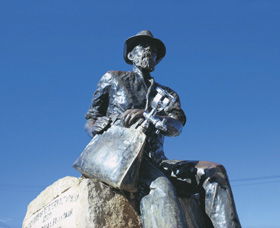 Paddy Hannans Statue - Accommodation NT 0