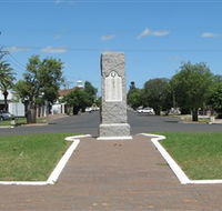 War Memorial and Heroes Avenue - Accommodation NT