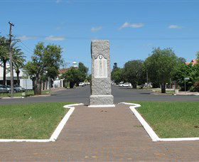 War Memorial And Heroes Avenue - Accommodation NT 0