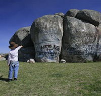 Thunderbolts Rock - Accommodation NT