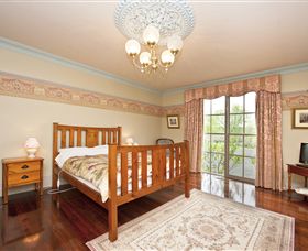 Barcaldine House - Accommodation NT 7